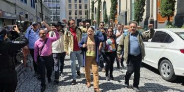 Sheinbaum acuerda con maestros de Oaxaca nuevas plazas y acciones para las escuelas