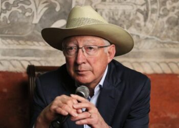Ken Salazar respalda la cooperación bilateral y niega pruebas contra funcionarios mexicanos