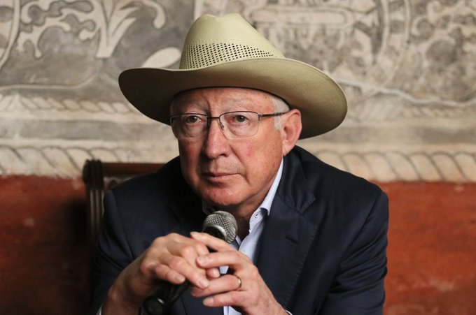 Ken Salazar respalda la cooperación bilateral y niega pruebas contra funcionarios mexicanos