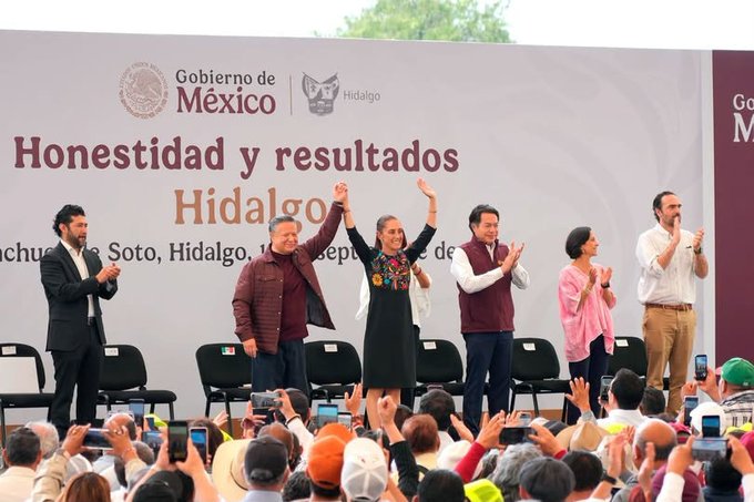 Protestas irrumpen en evento de Sheinbaum en Hidalgo; normalistas exigen justicia y apertura de El Mexe