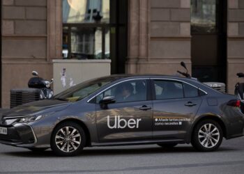 Uber elimina 3 mil 300 puestos y reorganiza sus equipos a nivel mundial