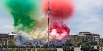 México conmemora su Independencia con desfile militar en las calles de CDMX