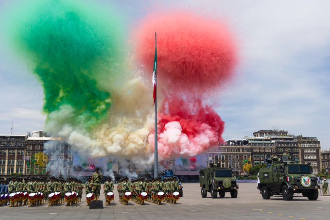 México conmemora su Independencia con desfile militar en las calles de CDMX