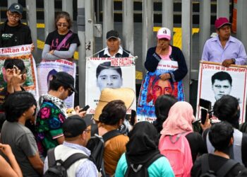 Familias de Ayotzinapa plantean a la SCJN revisar amparos y archivos militares