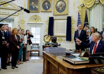 Trump enfrenta demanda de CNN, MS NOW y Politico por veto de la Casa Blanca
