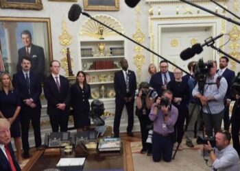 Juez ordena a la Casa Blanca devolver acceso a CNN, MS NOW y Politico tras veto de Trump