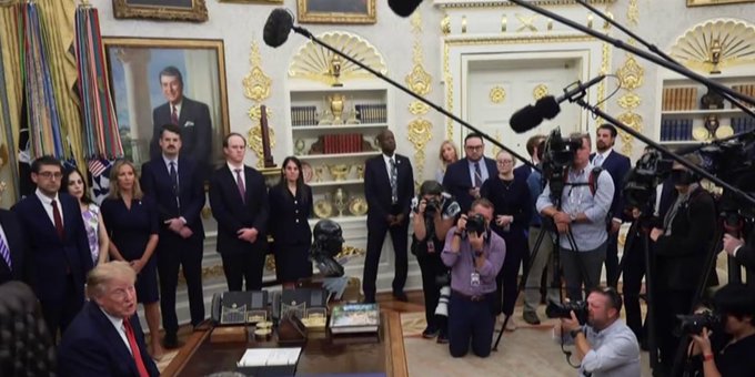 Juez ordena a la Casa Blanca devolver acceso a CNN, MS NOW y Politico tras veto de Trump