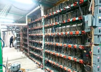 Investigan granja clandestina de criptomonedas tras hallazgo de 300 equipos en Puebla