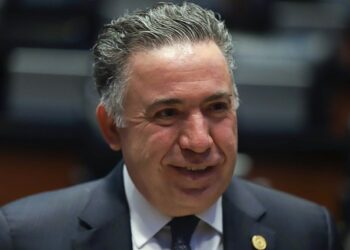 Entregan firmas para pedir que Enrique Inzunza enfrente acusaciones sin fuero