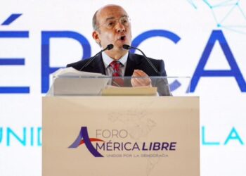 Felipe Calderón advierte sobre el debilitamiento de instituciones electorales y judiciales