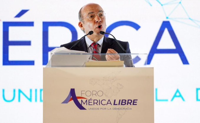 Felipe Calderón advierte sobre el debilitamiento de instituciones electorales y judiciales