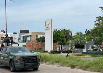 Aseguran arsenal y vehículos blindados tras operativo en zona residencial de Culiacán