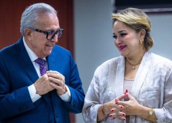Hija de Rocha Moya deja el DIF Sinaloa; Catalina Esparza toma protesta.