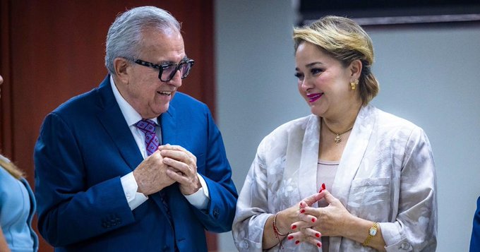 Hija de Rocha Moya deja el DIF Sinaloa; Catalina Esparza toma protesta.