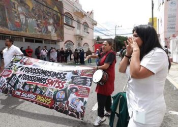 Trabajadores del IMSS protestan en el país por aumento salarial y falta de insumos