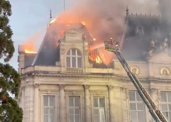 Disturbios elevan la tensión política en Francia; Macron prepara mensaje a la nación