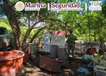 Semar interviene laboratorio clandestino en Sinaloa y asegura químicos y vehículos