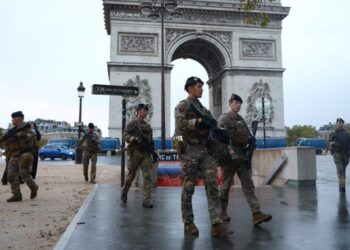 Miles salen a las calles de Francia para protestar contra el costo de vida