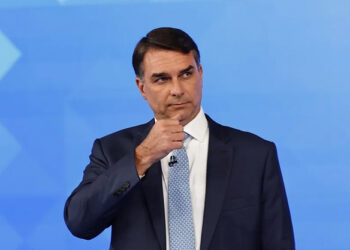 Flávio Bolsonaro llega a Miami y se declara ganador de las elecciones brasileñas