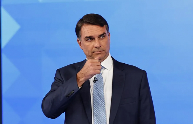 Flávio Bolsonaro llega a Miami y se declara ganador de las elecciones brasileñas